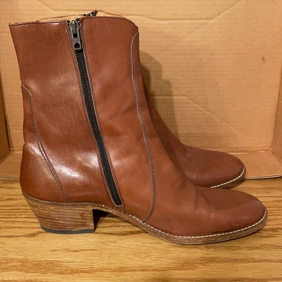 Gently used men’s size 9 hand made Italian leather ankle boots. - Picture 3 of 4